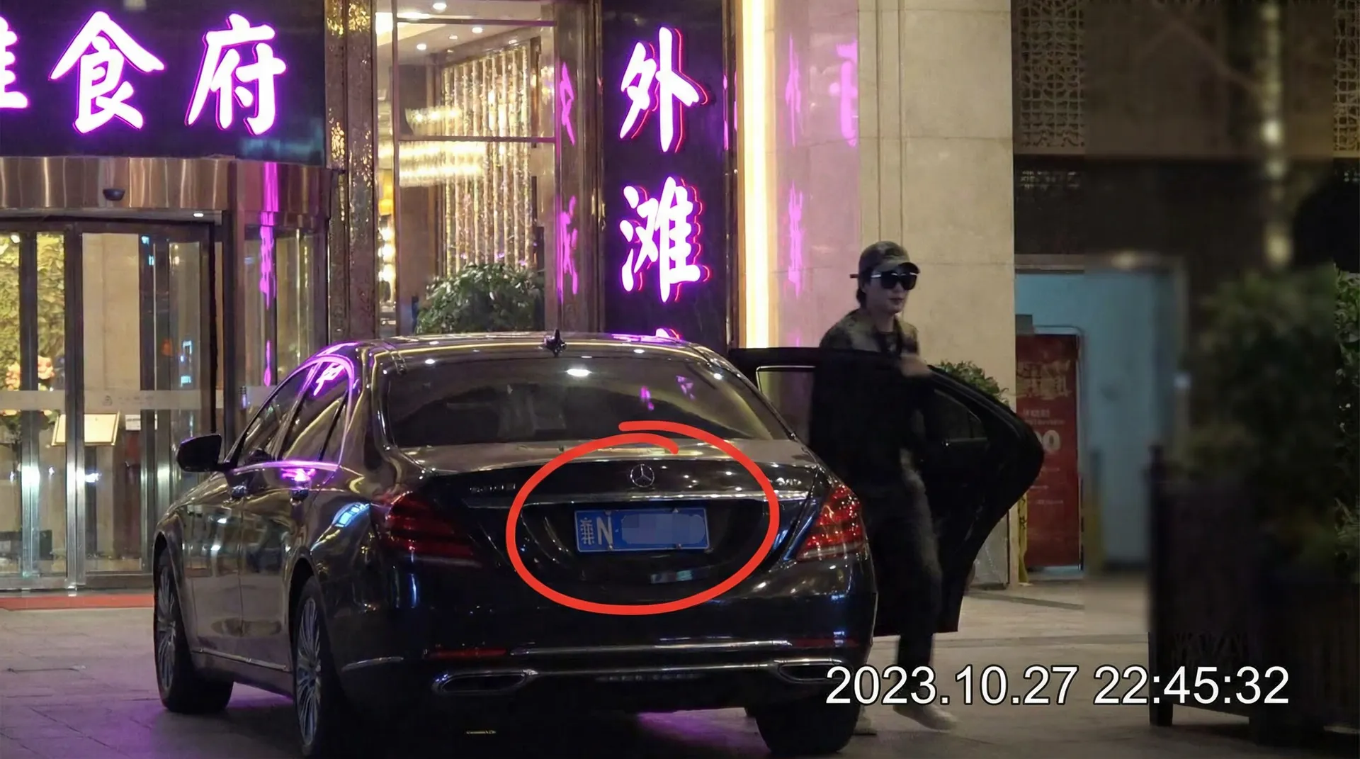 银河Galaxy官网 - 豪车餐厅外偷拍